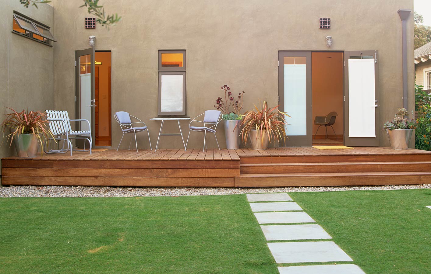 Moderne Terrassengestaltung - Holzterrasse mit Möbeln