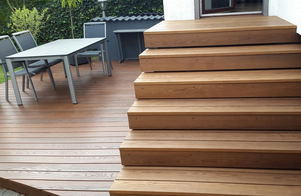 Terrasse und Treppe aus Holzdielen